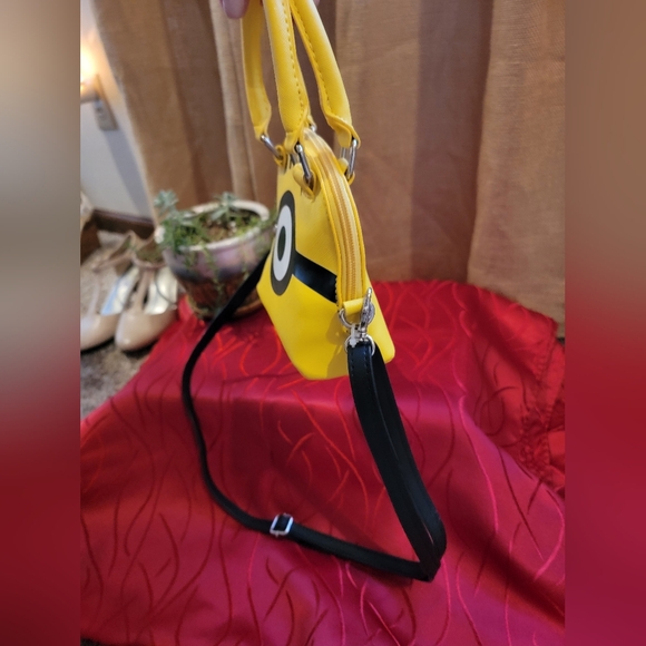 Despicable Me Minion Purse crossbody from Universal Studios. - Picture 8 of 14